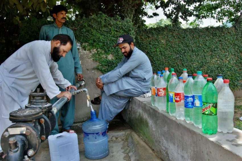 اسلام آباد: شہری واٹر فلٹریشن پلانٹ سے پینے کے لیے پانی بھر ..
