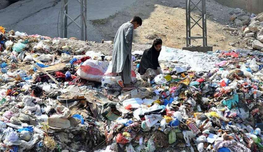 راولپنڈی: خانہ بدوش بچے کچرے کے ڈھیر سے کارآمد اشیاء تلاش ..