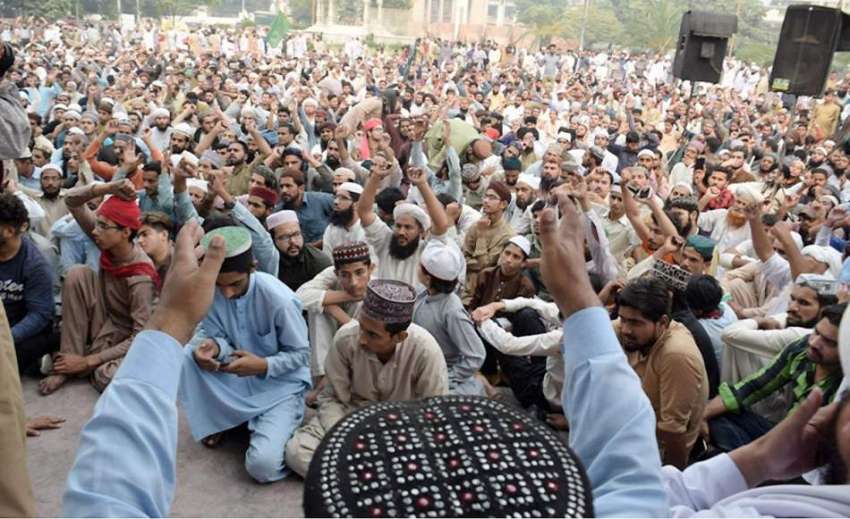 لاہور: تحریک لبیک کے زیر اہتمام مال روڈ پر دھرنے میں شریک ..
