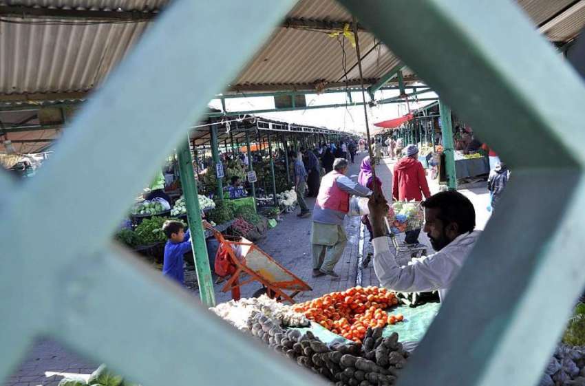 اسلام آباد: ہفتہ وار جمعہ بازار میں دکاندار نے گاہکوں کو ..