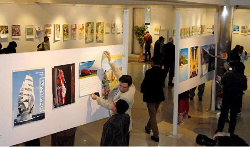 راولپنڈی: آرٹس کونسل میں جاپانی کیلنڈروں کی نمائش کے موقع ..