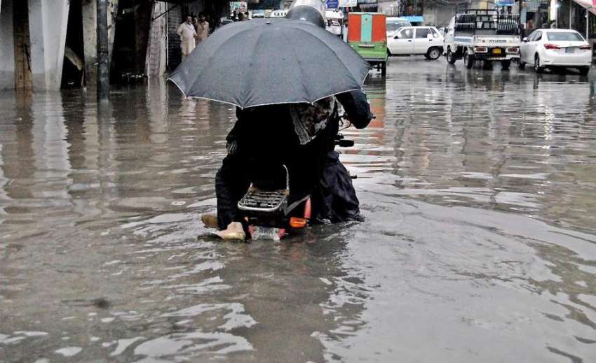 راولپنڈی: بدھ کی صبح ہونے والی بارش کے دوران ڈوھوک کھبہ میں ..