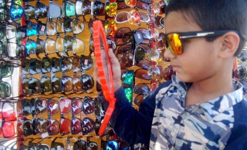 لاہور: ایک بچہ عینک خریدنے کے لیے پسند کر رہاہے۔