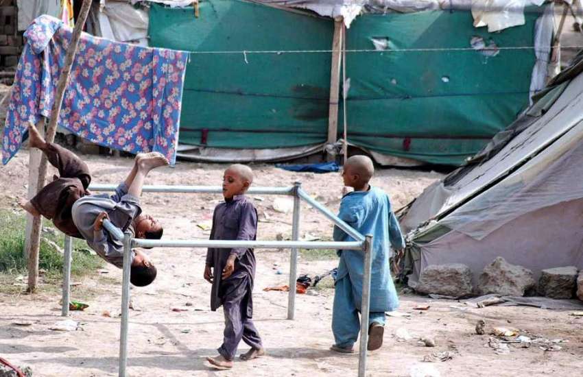 پشاور: خانہ بدوش بچے کھیل کود میں مصروف ہیں۔