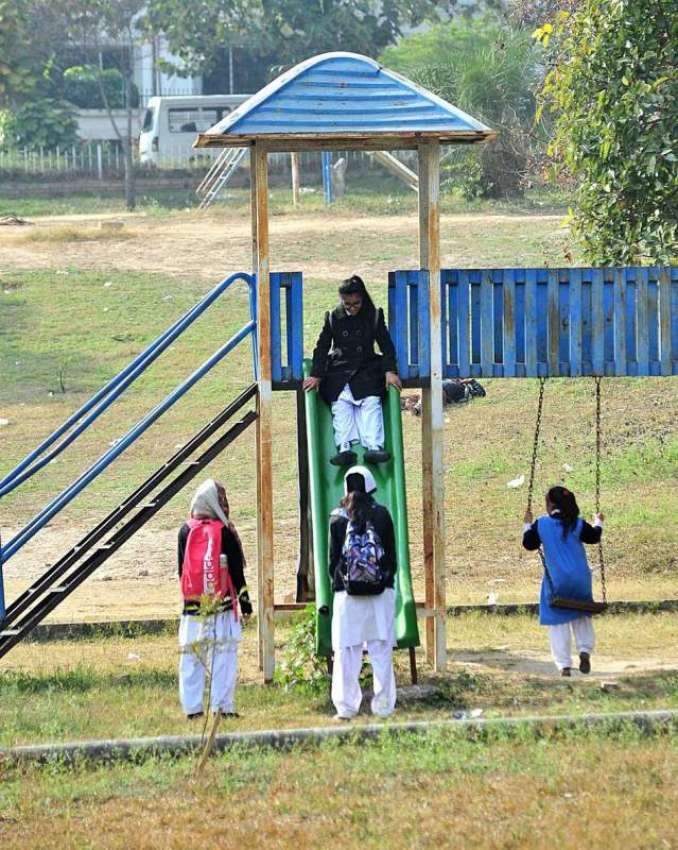 اسلام آباد: مقامی پارک میں سکول کے بچیاں سلائیڈ لے رہی ہیں۔