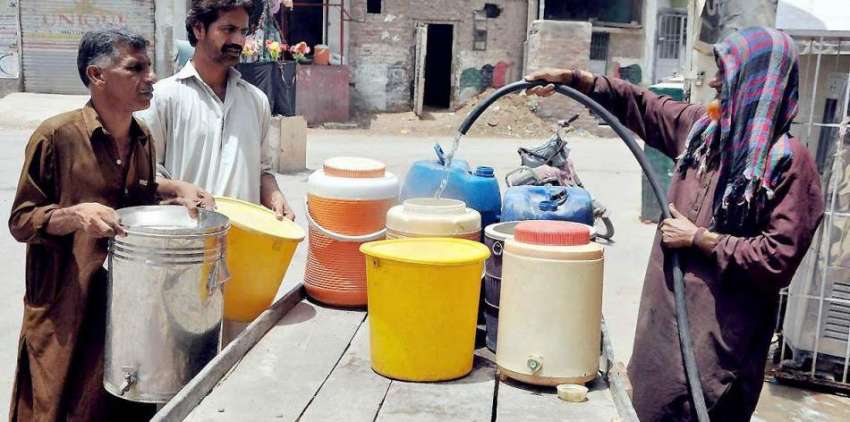 حیدر آباد: پینے ک پانی کی شدیت قلت کے باعث لوگ باہر سے پانی ..