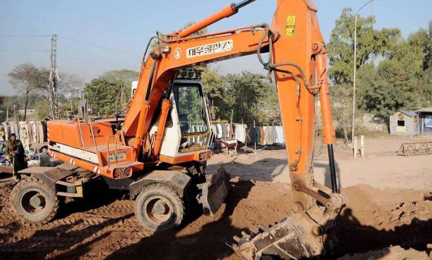 اسلام آباد: مزدور فیض آباد میں اوور کراسنگ پل کے تعمیراتی ..