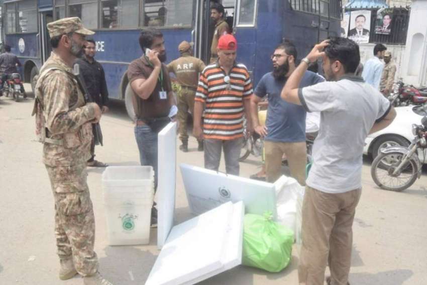 لاہور: پاک فوج کی نگرانی میں پریزائیڈنگ آفیسرز پولنگ کا ..