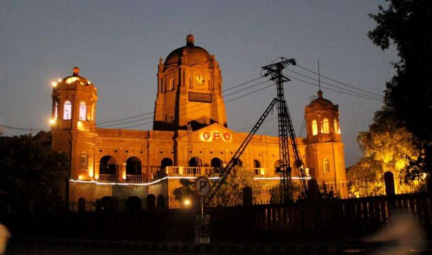لاہور: جی پی او کی عمارت کا رات کے وقت روشنیوں میں خوبصورت ..