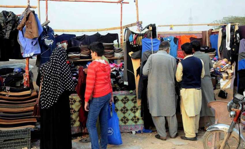 اسلام آباد: شہری بارش کے بعد گرم کپڑے خرید رہے ہیں۔