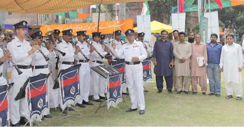 لاہور: یوم دفاع کے حوالے سے ٹاؤن ہال میں منعقدہ تقریب میں ..