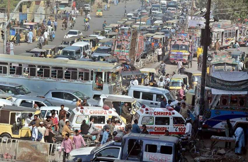 کراچی: تجاوزات کے خلاف آپریشن کے باعث ٹریفک جام کا منظر۔