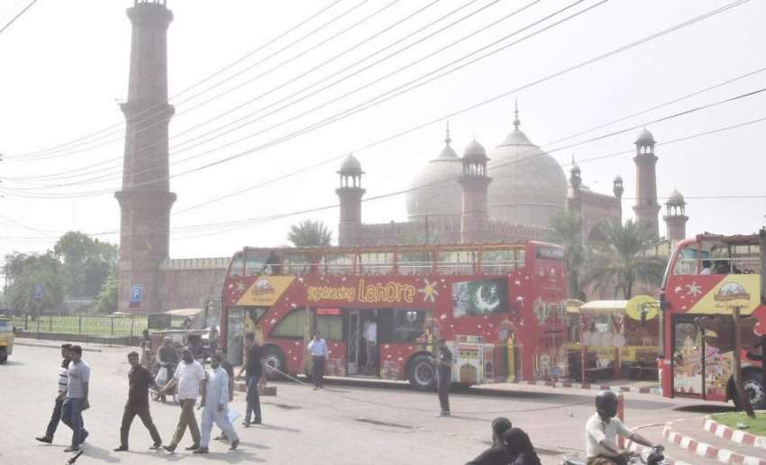 لاہور: بادشاہی مسجد کے سامنے لوگ شہر کی سیر و تفریح کے بعد ..