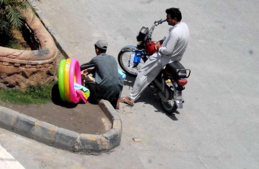راولپنڈی: مری روڈ کنارے ایک محنت کش بچوں کے نہانے والے ٹب ..