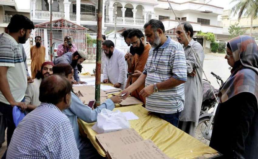 کراچی: عام انتخابات 2018  کراچی کے علاقے گلشن اقابل میں شہری ..