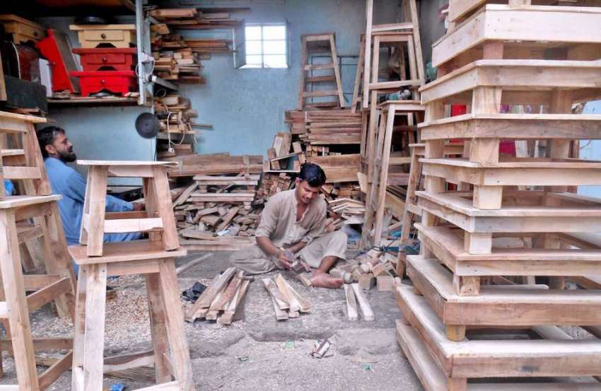 کراچی: کارپینٹر اپنے ورکشاپ میں سٹول تیار کر رہا ہے۔
