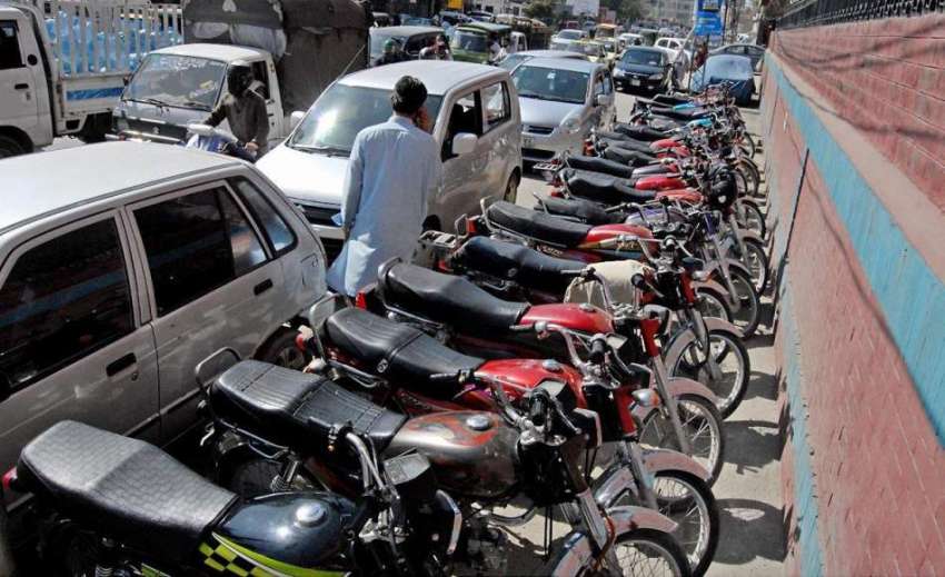 راولپنڈی: ٹریفک پولیس کی نااہلی کے باعث لیاقت روڈ پر فٹ پاتھ ..