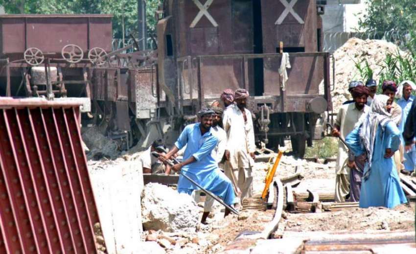 لاہور: ریلوے کے ملازمین لال پل پر ٹریک کی مرمت میں مصروف ..