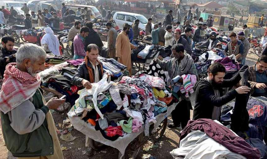راولپنڈی: شہریوں کی بڑی تعداد گرم کپڑے خریدنے میں مصروف ..