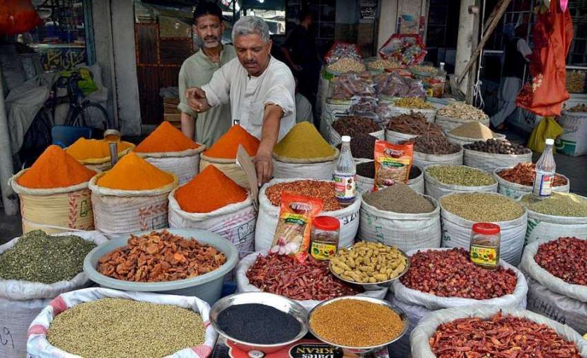 لاہور: دکاندار فروخت کے لیے خشک مصالہ جات سجا رہا ہے۔