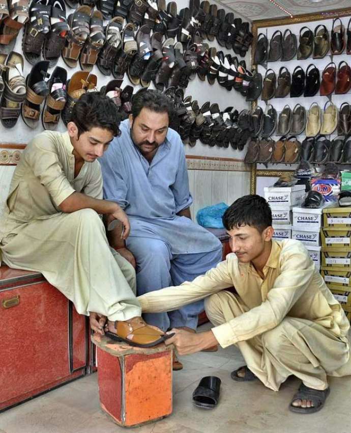حیدر آباد: شہری دکان سے جوتے پسند کررہا ہے۔