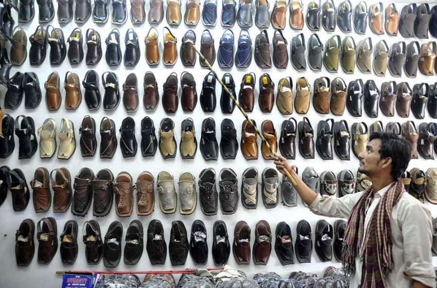 حیدر آباد: دکاندار جوتے فروخت کے لیے سجا رہا ہے۔