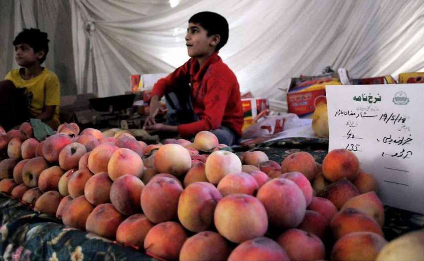 راولپنڈی: کمسن بچے نے سستا بازار کمیٹی چوک میں سٹال پر پھل ..