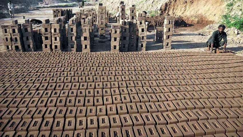 راولپنڈی: بھٹہ مزدور اینٹیں بنانے میں مصروف ہے۔