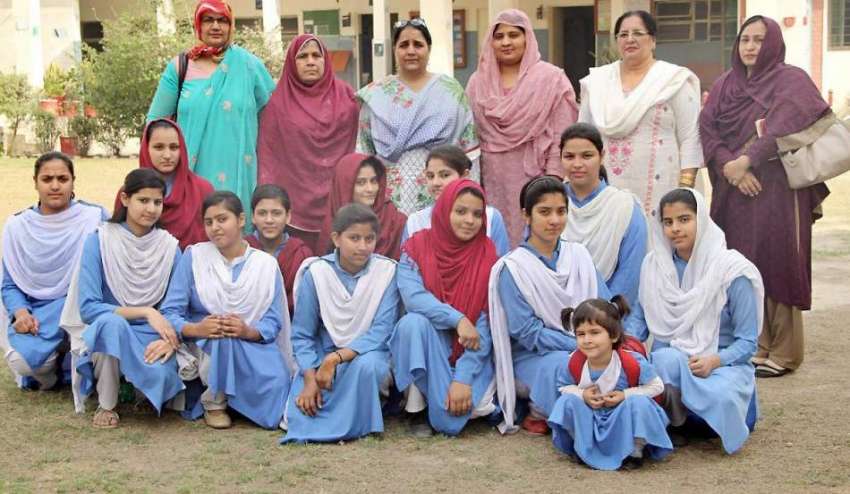 لاہور: گورنمنٹ فاطمہ گرلز ہائی سکول مزنگ میں طالبات کا میڈم ..