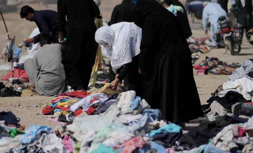 اسلام آباد: بدلتے موسم کے باعث شہری گرم کپڑے خرید رہے ہیں۔