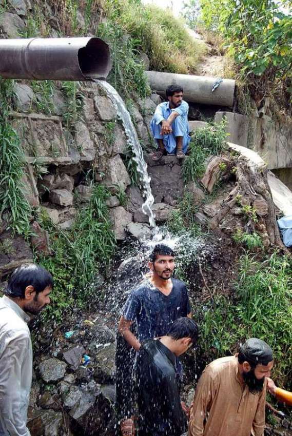 اسلام آباد: نوجوان گرمی کی شدت سے بچنے کے لیے پائپ سے نکلنے ..
