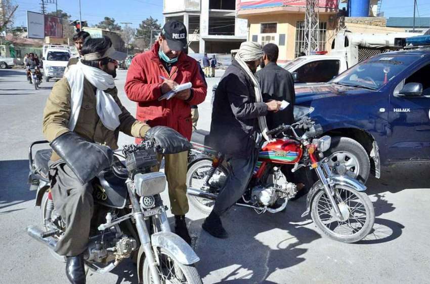 کوئٹہ: ٹریفک پولیس اہلکار بغیر ہیلمٹ موٹر سائیکل سوار کا ..