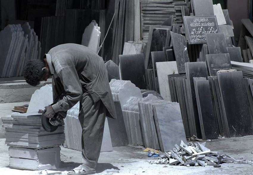 راولپنڈی: مزدور قبرستان میں استعمال کے لیے ماربل تیار کررہا ..