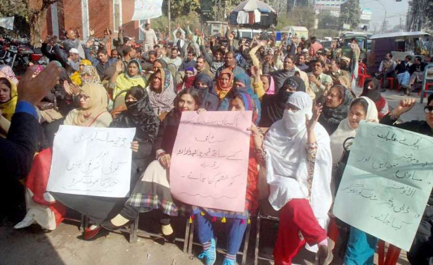 لاہور: محکمہ بیت المال کی خواتین اور مرد ملازمین اپنے مطالبات ..