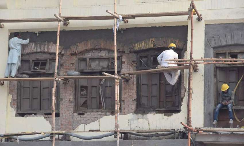 لاہور: مال روڈ پر پرانی بلڈنگ کی تزئین و آرائش کی جارہی ہے۔