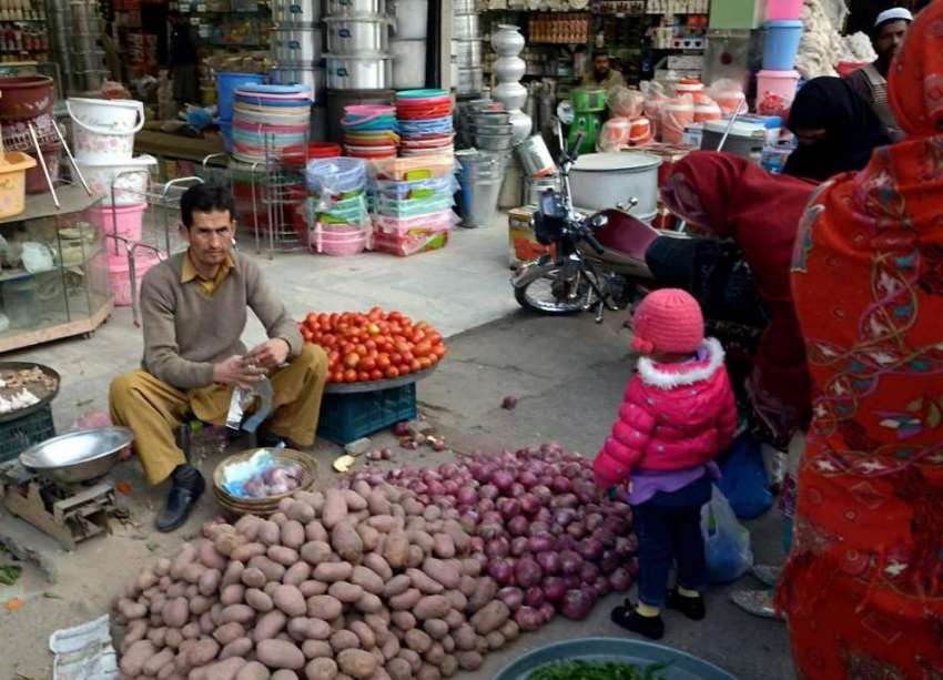 اٹک: خواتین بازار سے آلو پیاز دیگر اشیاء خرید رہی ہیں۔
