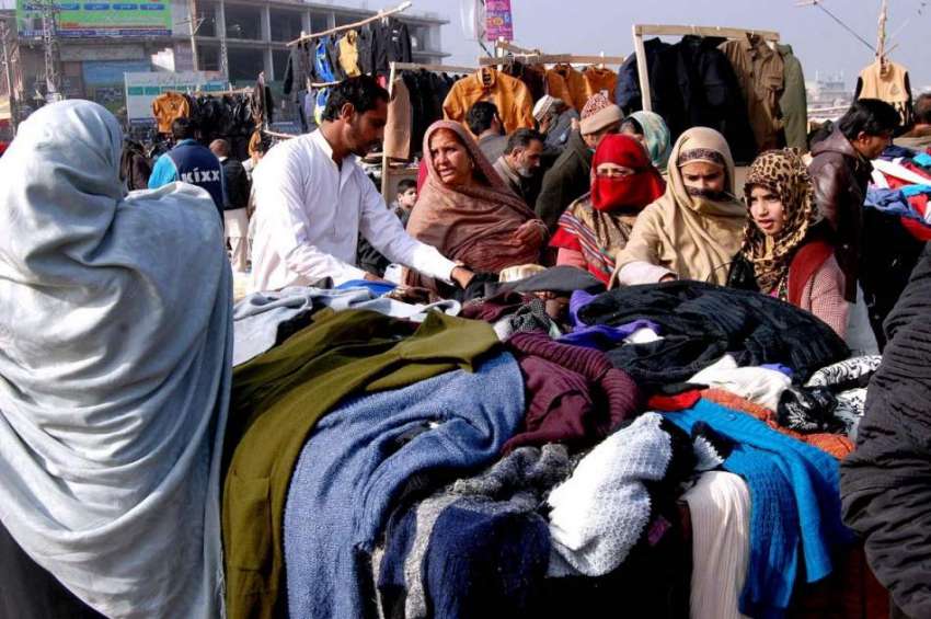 اسلام آباد: شہری سڑک کنارے لگے سٹال سے گرم کپڑے پسند کررہے ..