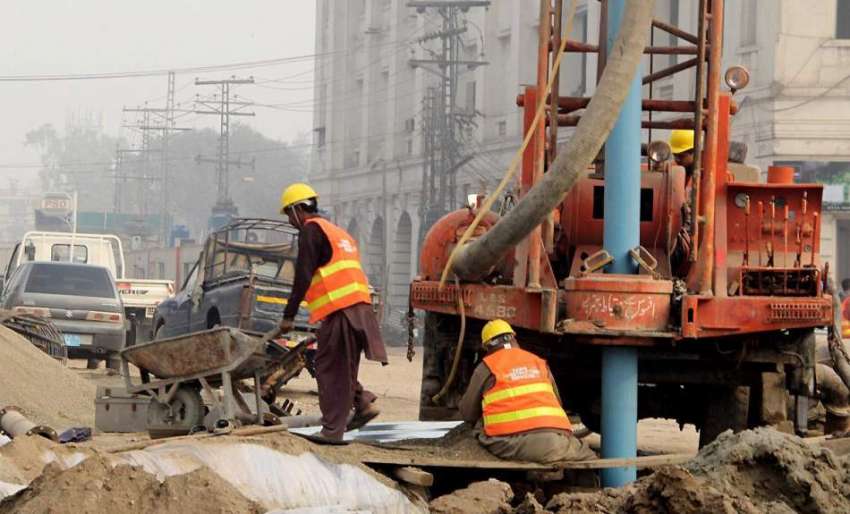 لاہور: جی پی او چوک میں مزدور اورنج ٹرین منصوبے کے کام میں ..