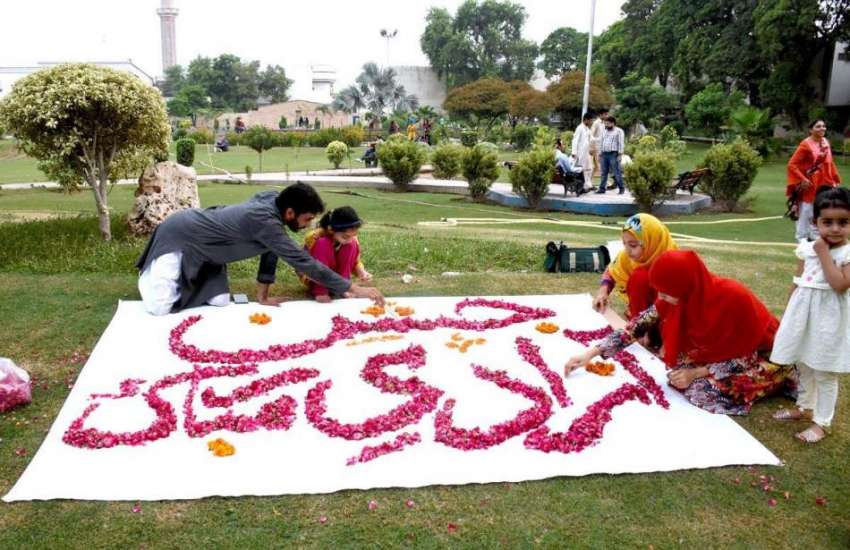 لاہور: ایک فیملی جشن یوم آزادی کی آمد کے موقع پر پھولوں کے ..
