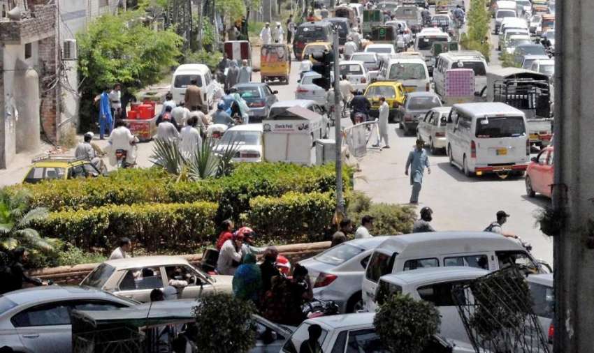 راولپنڈی: ٹریفک پولیس اہلکار کی غیر موجودگی کے باعث مریڑ ..