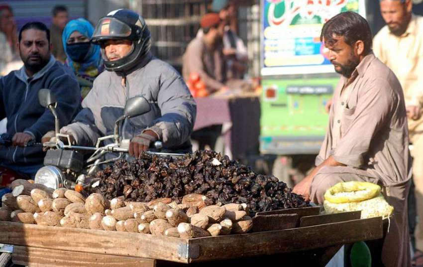 راولپنڈی: ریڑھی بان سنگھاڑے اور شکرقندی فروخت کررہا ہے۔