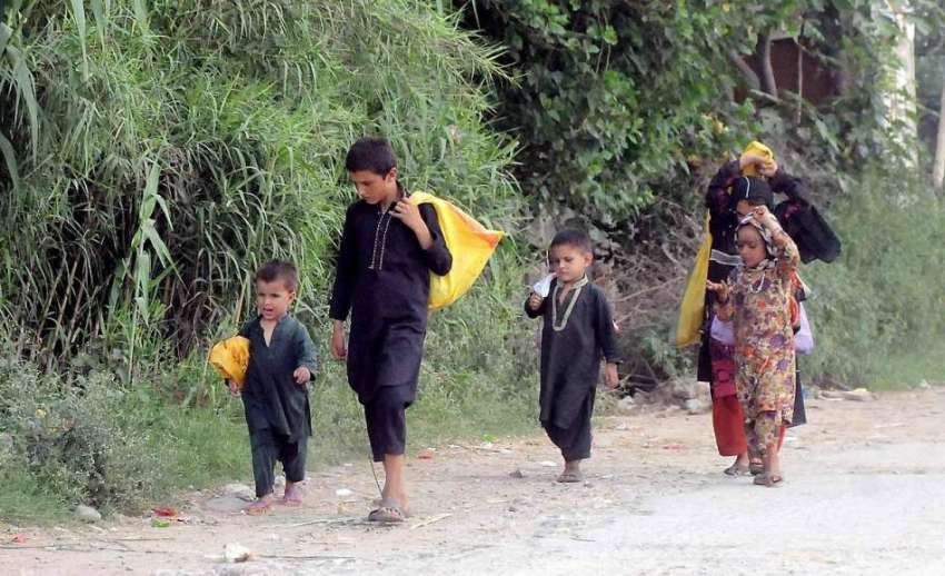 اسلام آباد: ملک کے معمار غربت کے باعث ہاتھوں میں بورے اٹھائے ..