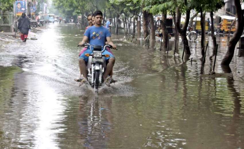 لاہور: شہر میں موسلا دھار بارش کے بعد چائنہ سکیم میں جمع ..
