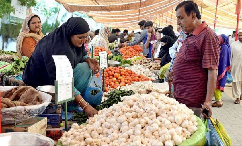 راولپنڈی: شہری سستا رمضان بازار سے سبزیاں اور فروٹ خرید ..
