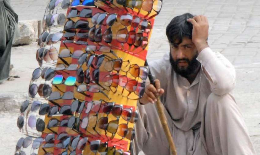 راولپنڈی: محنت کش روڈ کنارے عینکوں کا سٹال لگائے گاہکوں ..