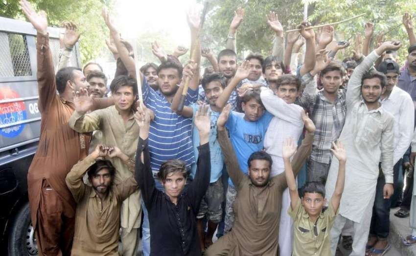 لاہور: چنگچی رکشہ ڈرائیور ٹریفک پولیس کی طرف سے چالانوں ..