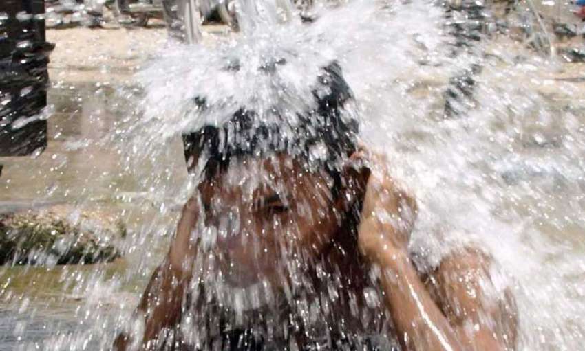 حیدر آباد: گرمی کی شدت کم کرنے کے لیے ایک بچہ نلکے کے نیچے ..