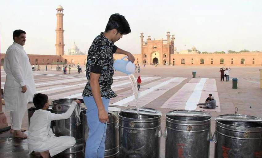 لاہور: تاریخی بادشاہی مسجد میں افطاری کے لیے تیاریاں کی ..