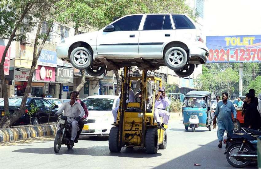 حیدر آباد: ٹریفک وارڈن نو پارکنگ میں کھڑی گاڑی کو لفٹر کے ..