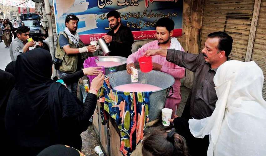 راولپنڈی: عاشورہ کے مرکزی جلوس میں عزادار سبیل سے مشروب ..